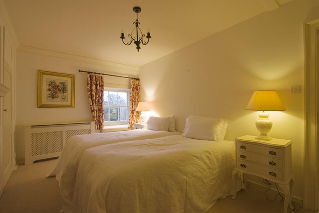 East Pallant Bed And Breakfast, Located In Large Georgian Townhouse In Central Chichester Rom bilde